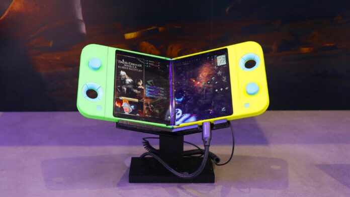 Samsung presenta un innovador dispositivo de juego plegable en el MWC 2025